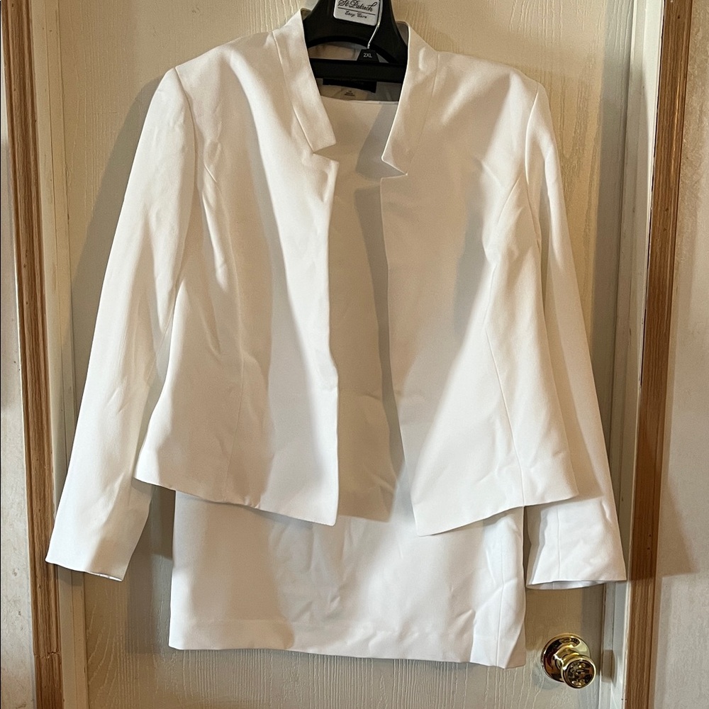 Evan Picone Women's White Skirt Suit, Blazer Size 14, Skirt Size 10, Worn Once!!